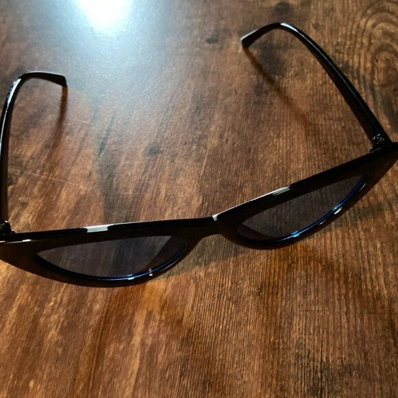 NWOT Unbranded Women's Black Cat Eye Sunglasses with Blue Lenses - Picture 4 of 6